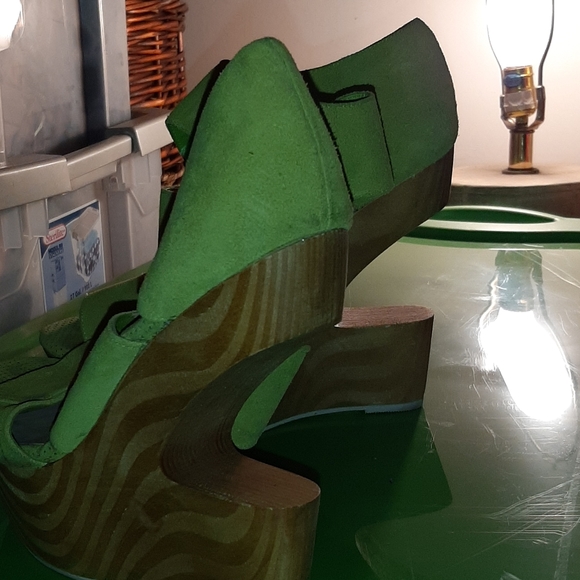 Heel - Picture 2 of 3